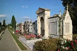 Antike und gotische (rechts) Stilformen (19. Jahrhundert)