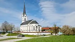 Kirchhügel von Pietzenkirchen aus südlicher Richtung gesehen, im Vordergrund die Kirche St. Stephanus und St. Laurentius und rechts ein Wohngebäude