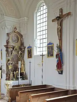 Rechter Seitenaltar mit Kruzifix