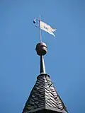 Kirchturmspitze mit Wetterfahne und Jahreszahl