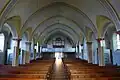 Kircheninneres mit Blick zum Eingang und der darüberliegenden Orgelempore