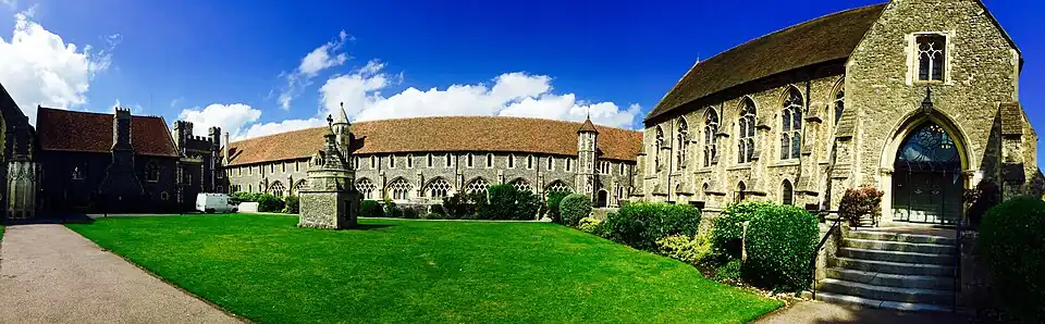 Blick auf das Tradescant-Internatsgebäude und die Schulbibliothek. Beide wurden 1848 von William Butterfield als Hauptunterkunft und Bibliothek für die Studenten des St. Augustine’s Missionary College erbaut. Das Kloster wurde später in ein Internat mit zusätzlichen Zimmern umgewandelt und 1976 von der King’s School erworben und in Tradescant umbenannt, die Bibliothek wurde 1990 an den heutigen Standort verlegt.