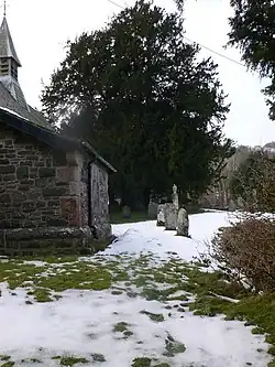 Steinreihe an der St. Winnifreds Kirche