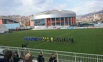 Das Otoka-Stadion und im Hintergrund das Hallenbad Olimpijski bazen Otoka (März 2016) (März 2016)