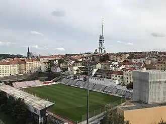 Blick vom Dům Radost auf das Stadion FK Viktoria Žižkov und den Fernsehturm Žižkov (2019)