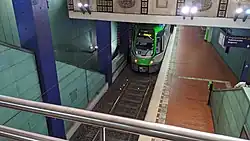 U-Bahn-Station Lister Platz, oberer Bahnsteig, links die Rolltreppe zum unteren Bahnsteig