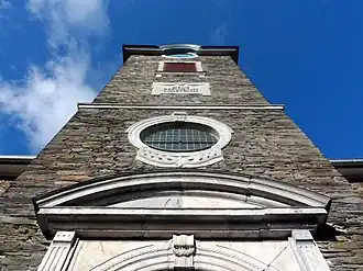 Gliederung der Schaufassade des viergeschossigen Turmes