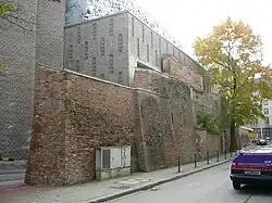 Reste der zweiten Stadtmauer und des Jungfernturms