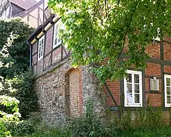 Stützmauer­fragment des entfernten Stadtwalls mit innen angesetztem Haus von 1600 (Kleiner Plan)