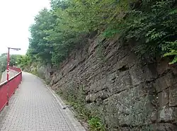 Buntsandsteinschichtung am Fußweg zum Bahnhof in Stadtroda (2015)