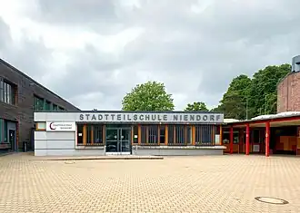 Eingangsgebäude zwischen Neubau (links) und Aula (rechts)