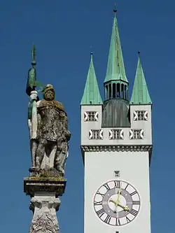 Wahrzeichen Stadtturm und Tiburtiusbrunnen