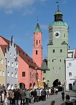 Der obere Torturm, links davon die ehemalige Spitalkirche mit dem Heimatmuseum