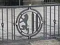 Stadtwappen an einem Geländer der Augustusbrücke