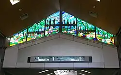 Glasmalerei in der Fußgängerbrücke