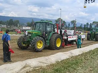 John Deere 6310 mit Terrareifen auf der Hinterachse beim Tractorpulling