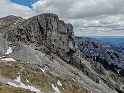 Blick über den oberen Abschluss des Rauchkars auf die Westseite der Stangenwand
