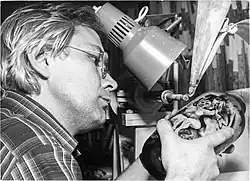 1979, Krosno, Stanisław Borowski graviert in seiner ersten eigenen Werkstatt