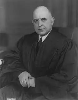 Schwarzweiß-Foto (Halbfigur) von Reed in Robe