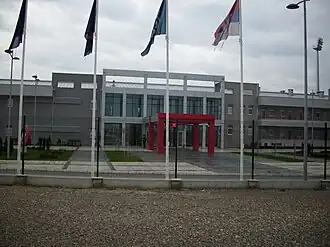 Blick auf den Haupteingang des Sportski centar FSS bzw. Kuća fudbala bei Regen (2011).