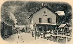 Station Ivan mit dem Portal des 648 Meter langen Ivan-Tunnels im Hintergrund.