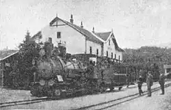 Zug mit einer Zahnradlokomotive der Reihe IIIb4 in der Station Tarčin.