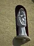 Figur der heiligen Maria mit Jesuskind über dem Haupteingang der Kirche