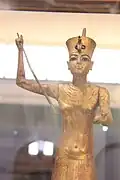 Vergoldete Holzstatue Tutanchamuns mit der Roten Krone Unterägyptens (Ägyptisches Museum Kairo)