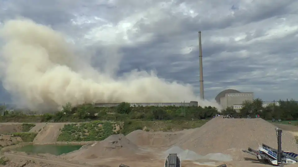 Staubwolke nach Einsturz des Kühlturms
