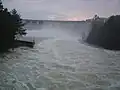 Staumauer Schiffenen mit Jahrhunderthoch­wasser (2005); um die 700 m³/s