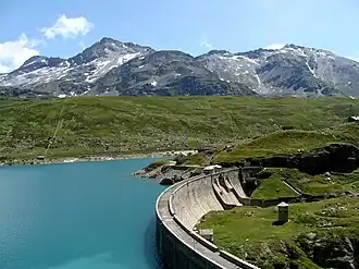 Diga del Cardinello, die westliche der beiden Talsperren des Lago di Montespluga, im Hintergrund der Piz Timun