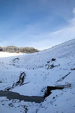 Blick Entlang der Staumauer Richtung Osten, Im Vordergrund der Grundablass, im Hintergrund die Jausentation, knapp 80 Meter über dem Seegrund