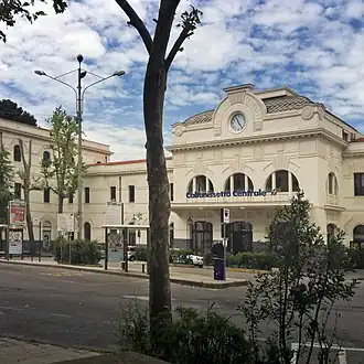 Die Westfassade (Mittelbau) des Bahnhofsgebäudes an der Via Alfredo Pisani