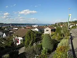 Aussicht auf Städtchen und See