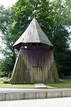 Der hölzerne Glockenstuhl