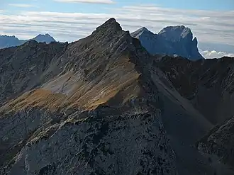 Der Steinfalk (Ostseite) mit Blausteigkar (rechts) und Östlicher Karwendelspitze im Hintergrund