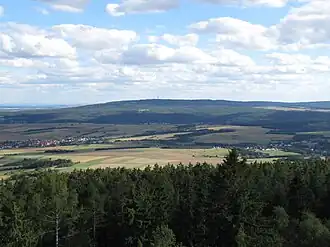 Blick vom Hausbergturm südsüdostwärts zum etwa 10 km entfernten Steinkopf