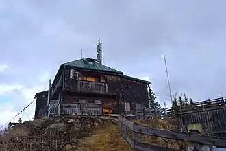 Das Steinplan Schutzhaus vor Saisonbeginn