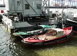 Historische Festmacherboote Stek Ut (rot)[1] und Smiet Los (grün)[2], Museumshafen Oevelgönne, 2012