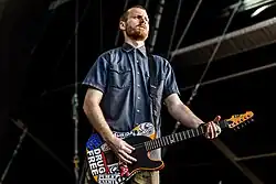 Rhythmus-Gitarrist Chris Rawson