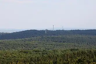 Blick vom Feuerwachturm Rennberg in Richtung Südosten vorbei am Feuerwachturm Farnberg zum Stimberg mit Sendeturm; rechts daneben das Oberteil vom Kühlturm des Kraftwerks Datteln; links am Bildrand Datteln