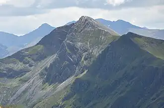 Blick vom Ben Nevis nach Süden zum Stob Bàn, im Hintergrund die Berge von Glen Coe