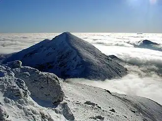 Der Gipfel des Stob Binnein im Winter, vom nördlichen Nachbargipfel des Ben More gesehen