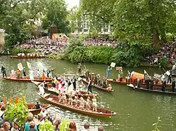 Kostümparade vor dem Rennen mit vielen Zuschauern (2012)