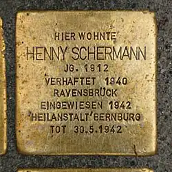 Stolperstein mit folgenden Aufschriften: Hier wohnte Henny Schermann. Jahrgang 1912, Verhaftet 1940. Ravensbrück, eingewiesen 1942. Heilanstalt Bernburg, tot 30.5.1942.