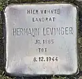 Stolperstein für ihren Vater Hermann Levinger