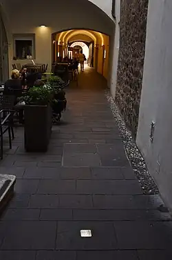 Einer der in Bozen verlegten Stolpersteine im Durchgang des Alten Rathauses