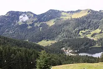 Stolzenberg (links), Rotkopf (Mitte) und Roßkopf (rechts) im bayerischen Mangfallgebirge südöstlich des Spitzingsees (rechts unten)