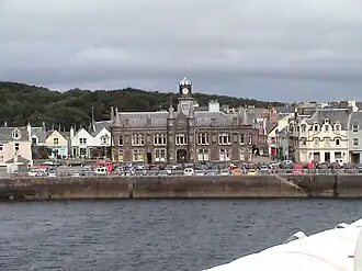 Stornoway von der Fähre aus gesehen.