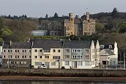Uferbebauung in Stornoway mit Lews Castle im Hintergrund
